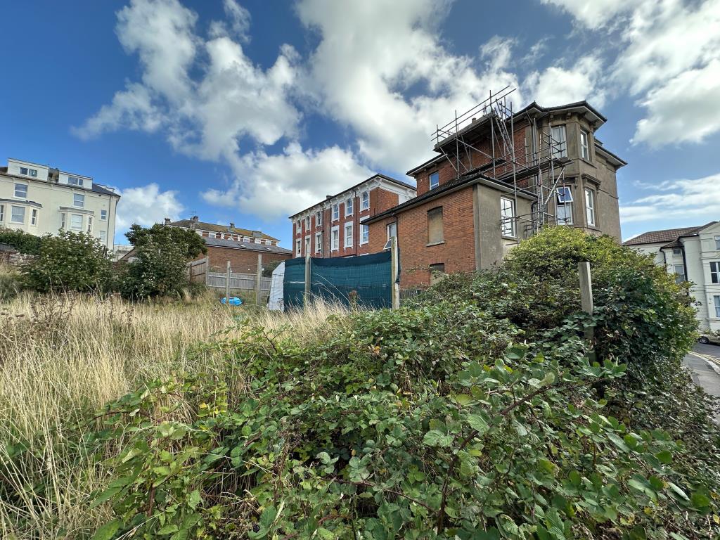 Lot: 84 - LAND WITH PLANNING FOR TWO SEMI-DETACHED THREE STOREY DWELLINGS - Freehold Site